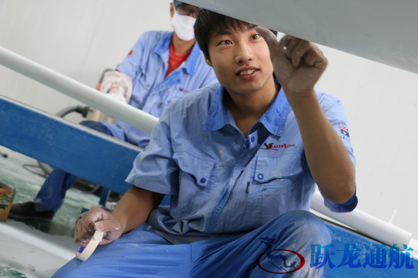 每一道程序,技術人員都認真作業